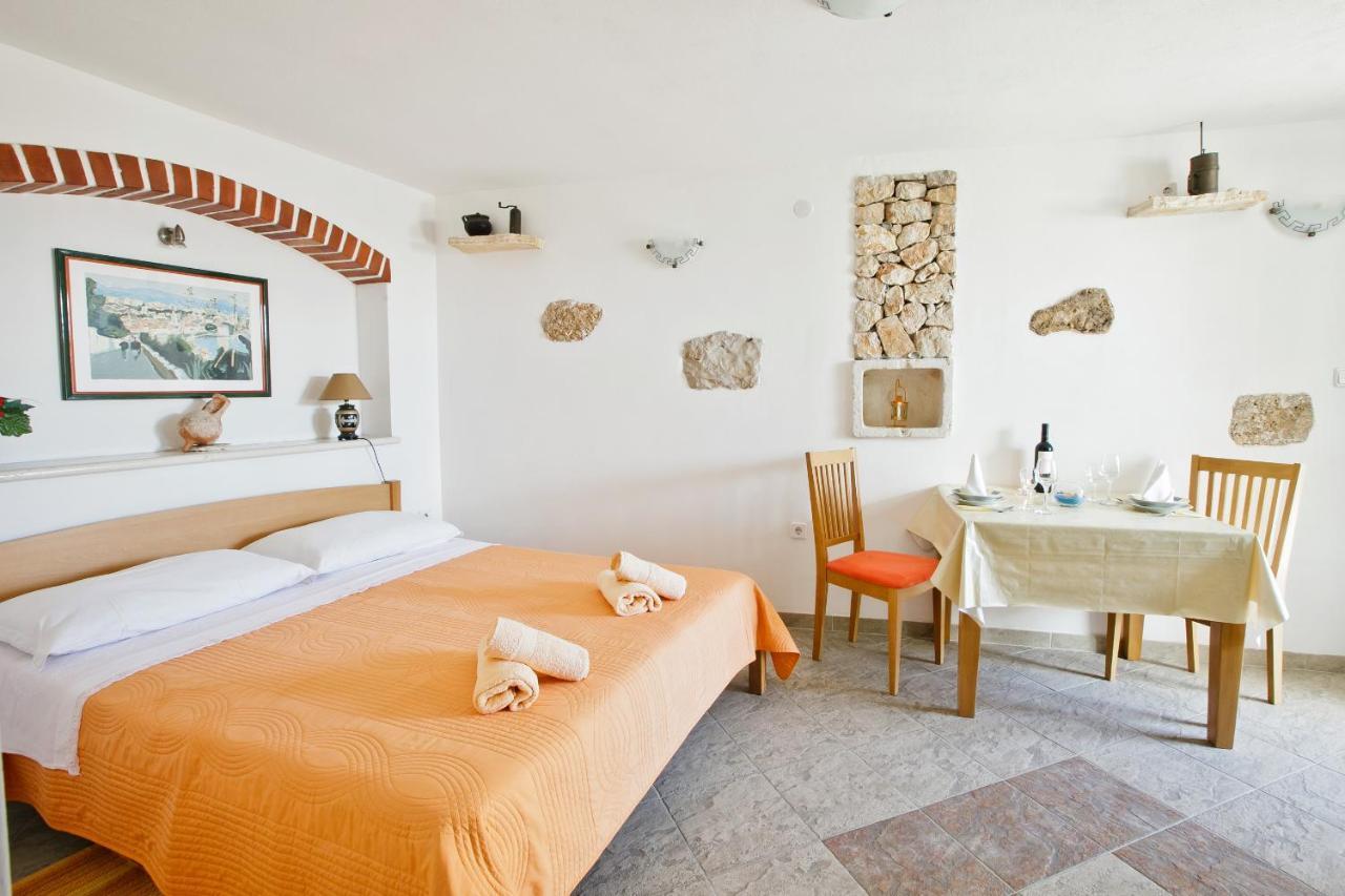 Paradise Stone Apartments Bol Zimmer foto