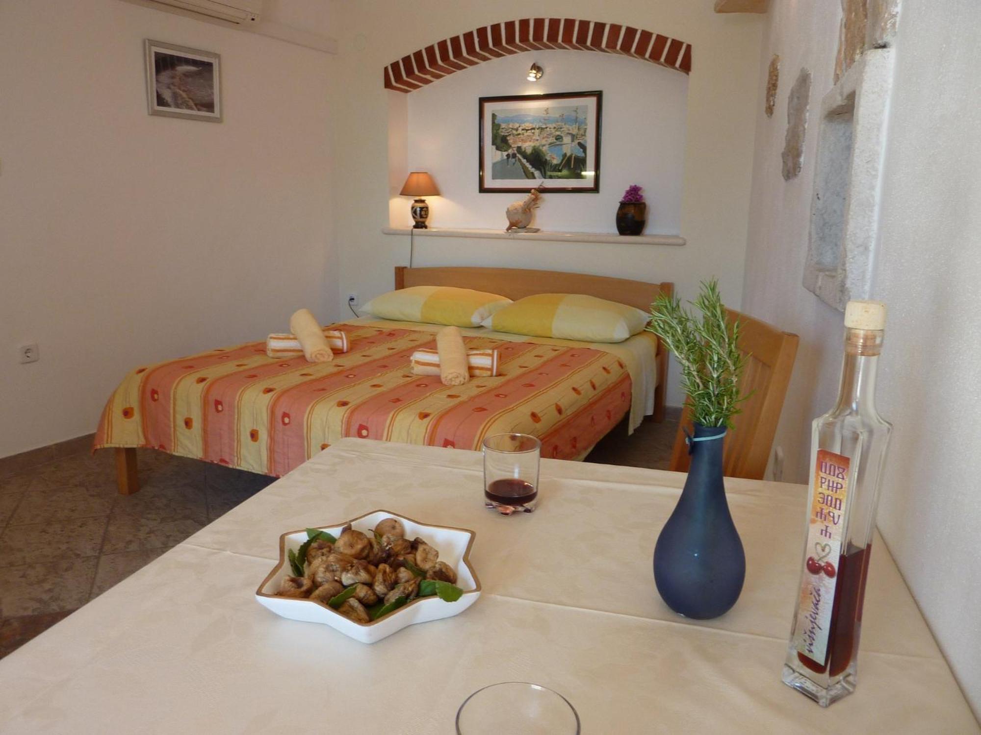 Paradise Stone Apartments Bol Zimmer foto