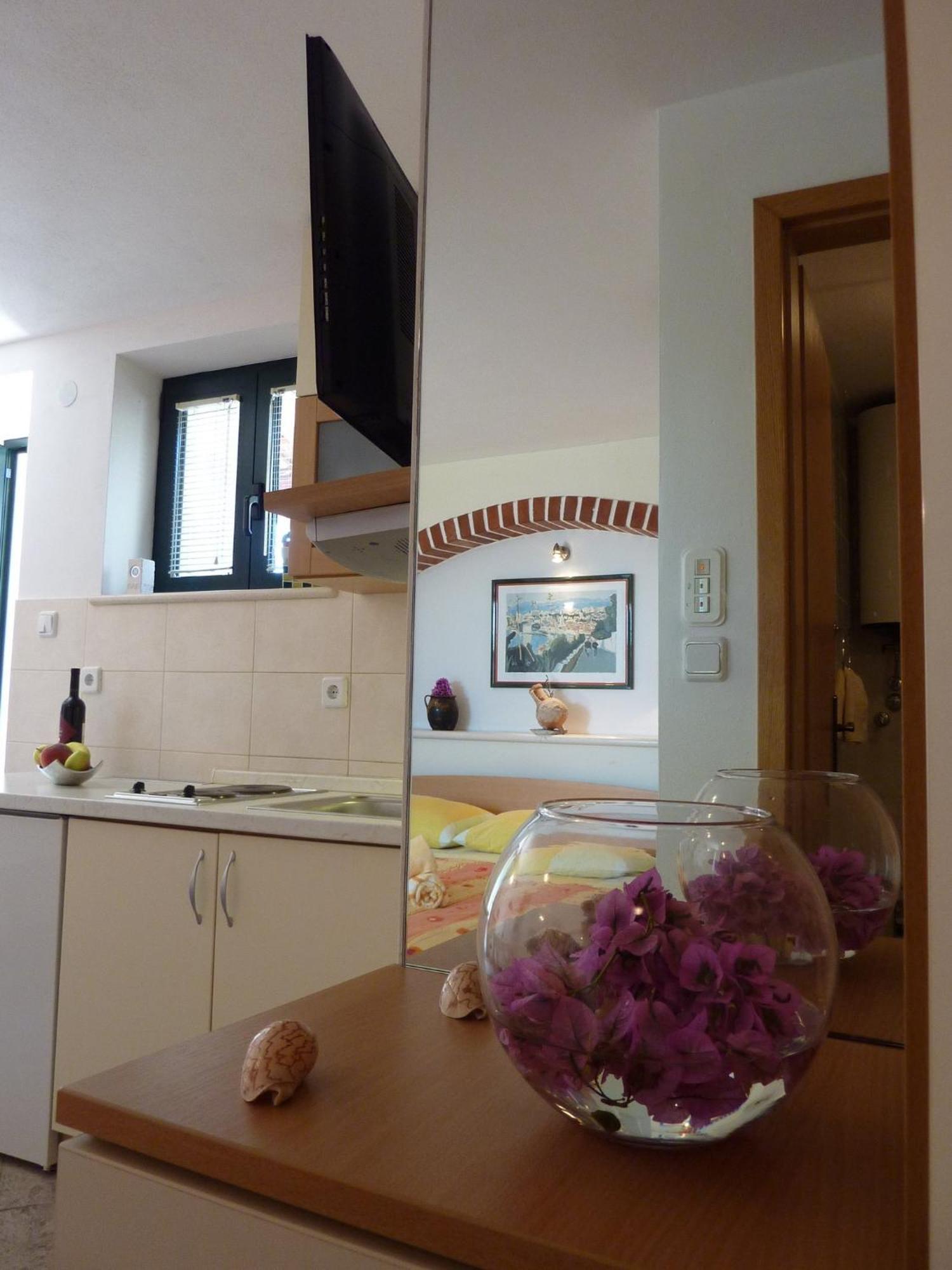 Paradise Stone Apartments Bol Zimmer foto